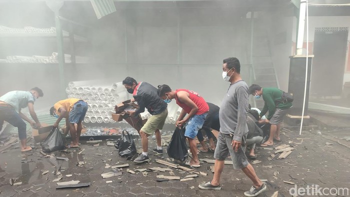Kebakaran gudang LPG dan pipa paralon di Jalan Cargo Taman, Kota Denpasar, Bali, Minggu (9/6/2024) sekitar pukul 06.00 Wita. (Ahmad Firizqi Irwan/detikBali)
