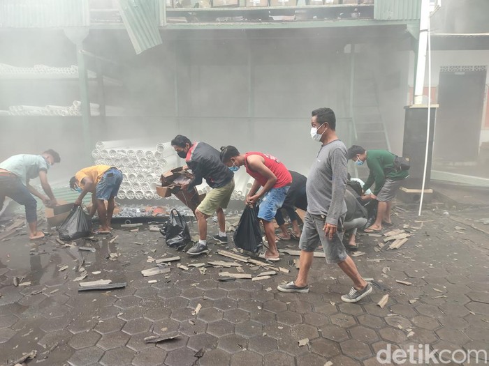 Kebakaran gudang LPG dan pipa paralon di Jalan Cargo Taman, Kota Denpasar, Bali, Minggu (9/6/2024) sekitar pukul 06.00 Wita. (Ahmad Firizqi Irwan/detikBali)