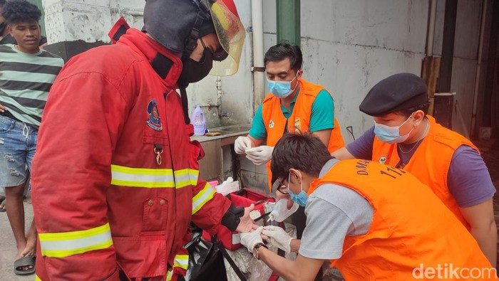 Kebakaran gudang LPG dan pipa paralon di Jalan Cargo Taman, Kota Denpasar, Bali, Minggu (9/6/2024) sekitar pukul 06.00 Wita. (Ahmad Firizqi Irwan/detikBali)