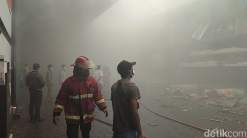 Kebakaran gudang LPG dan pipa paralon di Jalan Cargo Taman, Kota Denpasar, Bali, Minggu (9/6/2024) sekitar pukul 06.00 Wita. (Ahmad Firizqi Irwan/detikBali)