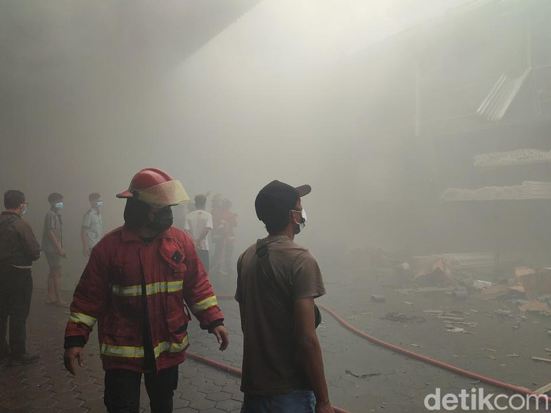 Kebakaran gudang LPG dan pipa paralon di Jalan Cargo Taman, Kota Denpasar, Bali, Minggu (9/6/2024) sekitar pukul 06.00 Wita. (Ahmad Firizqi Irwan/detikBali)