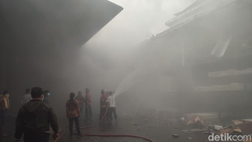 Kebakaran gudang LPG dan pipa PVC di Jalan Cargo Taman, Denpasar, Bali, Minggu (9/6/2024).