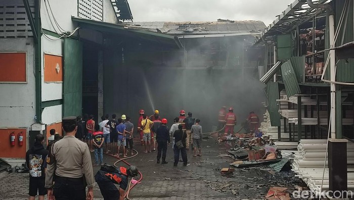 Kebakaran hanguskan dua gudang di Jalan Cargo Taman, Kota Denpasar, Bali, Minggu (9/6/2024) sekitar pukul 06.00 Wita. Dua gudang yang terbakar, yakni gudang LPG dan paralon. (Ahmad Firizqi Irwan/detikBali)