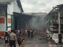 Potret Kebakaran Gudang Pipa dan LPG di Denpasar, Asap Pekat Mengepul
