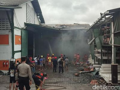 Potret Kebakaran Gudang Pipa dan LPG di Denpasar, Asap Pekat Mengepul