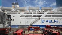 Foto: Armada Damkar Makassar dikerahkan memadamkan kebakaran di KM Umsini yang bersandar di Pelabuhan Makassar. (Urwatul Wutsqaa/detikSulsel)