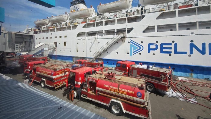 Kebakaran KM Umsini di Pelabuhan Soekarno-Hatta, Makassar.