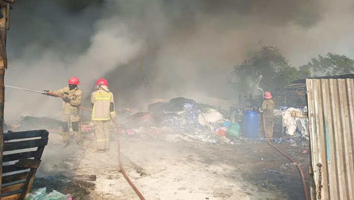 Kebakaran lapak penyulingan tiner di Cikupa, Tangerang.