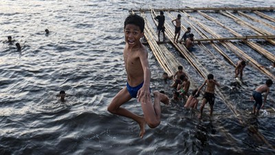 Keceriaan Anak-anak Cilincing Mandi di Laut