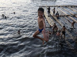 Keceriaan Anak-anak Cilincing Mandi di Laut