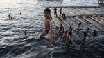 Keceriaan Anak-anak Cilincing Mandi di Laut