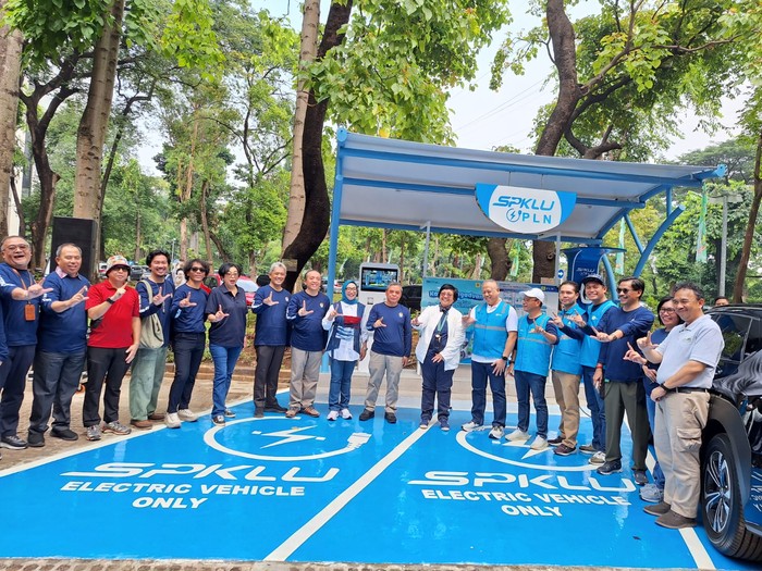 Kementerian Lingkungan Hidup dan Kehutanan (KLHK) bersama PLN meresmikan Stasiun Pengisian Kendaraan Listrik Umum (SPKLU) di Kantor KLHK, Jakarta.