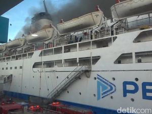 KM Umsini Kebakaran di Pelabuhan Makassar, Penumpang Panik