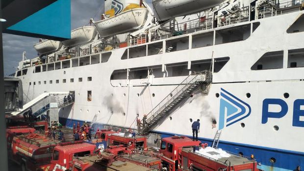 KM Umsini terbakar di Pelabuhan Makassar.