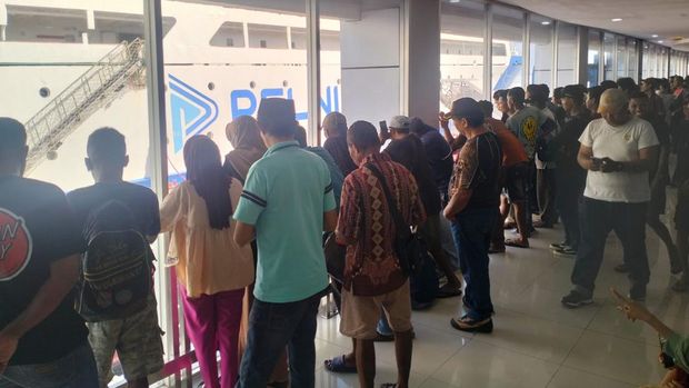 KM Umsini terbakar di Pelabuhan Makassar.