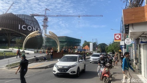 Kondisi lalu lintas di depan Icon Bali Mall, Jalan Danau Tamblingan, Sanur, Denpasar, Bali, Rabu (5/6/2024). (Foto: Rizki Setyo Samudero/detikBali)