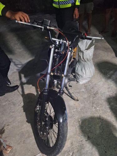 Kondisi motor RX King yang terlibat kecelakan di sekitar Jalan Pahlawan, Cangkring, Wates, Kulon Progo, Sabtu (8/6).