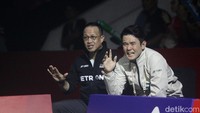 Pelatih Malaysia serius mengamati jalannya pertandingan. 