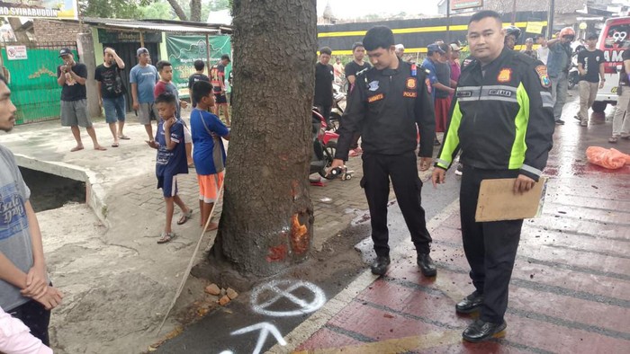 Lokasi pemotor tewas tabrak pohon di Kota Malang.