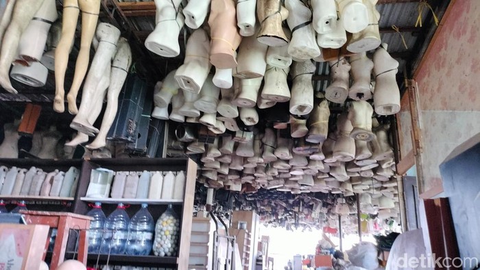 Barang bekas yang digantung di plafon lantai 3 Mall Rongsok.