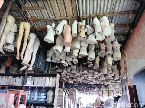 Barang bekas yang digantung di plafon lantai 3 Mall Rongsok.