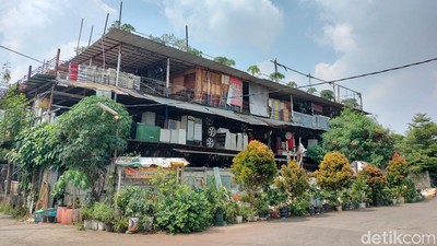 Melihat dari Dekat Mall Rongsok, Pusat Berburu Furniture Bekas di Depok