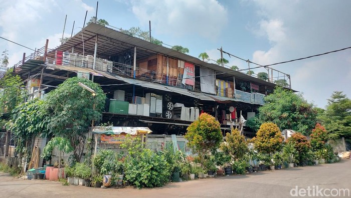 Cabang Mall Rongsok atau biasa disebut Wisata Rongsok Jalan Kukusan Raya No 139.