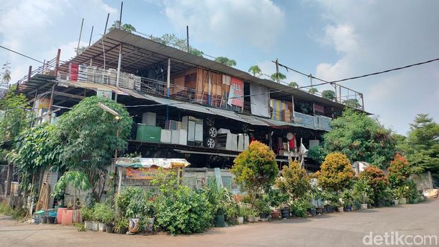 Cabang Mall Rongsok atau biasa disebut Wisata Rongsok Jalan Kukusan Raya No 139.