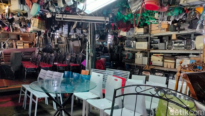 Furniture bekas di Mall Rongsok.