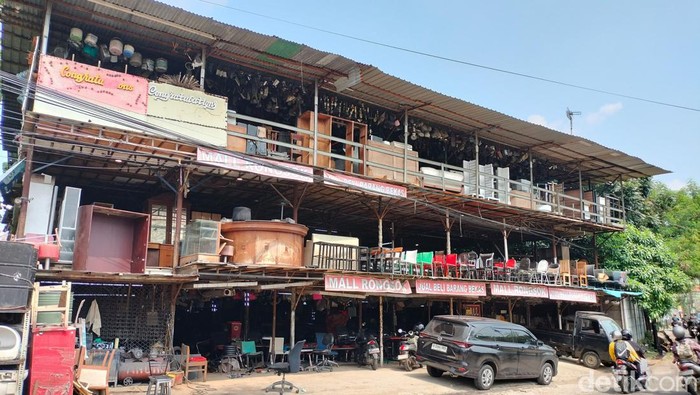 Mall Rongsok/Sekar Aqillah Indraswari Bangunan Mall Rongsok yang pertama di Depok.