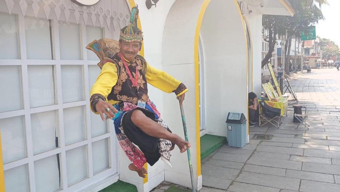 Manusia Patung di Kawasan Kota Tua.