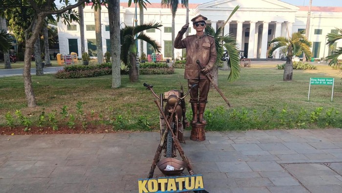 Manusia Patung di Kota Tua