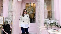 Nah, kalau yang satu ini adalah ketika Marlene Hariman berlibur ke London dan mampir ke kafe Peggy Porschen. Kafenya cantik serba merah muda. Foto: Instagram @marleneharima