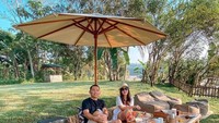 Ada lagi momen Marlene Hariman ketika piknik sambil menikmati kulineran. Kali ini ditemani dengan sang suami di pinggir Sungai Progo. Foto: Instagram @marleneharima