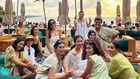 Ada lagi momen Marlene Hariman ketika nongkrong seru di beach club yang ada di Bali bersama teman-teman artis. Mereka asyik menikmati minuman dan pemandangan pantai. Foto: Instagram @marleneharima