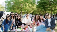 Saat di Korea, ia pun piknik sambil jajan-jajan seru dengan teman-teman artis. Ada Nagita Slavina, Nissya, Syahnaz, hingga pesepak bola Arhan. Foto: Instagram @marleneharima