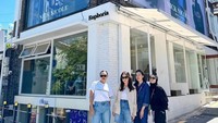Di Instaramnya, Marlene Hariman kerap membagikan kedekatannya dengan artis-artis terkenal, seperti saat liburan dan mampir ke kafe di Korea ini.  Foto: Instagram @marleneharima
