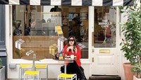 Selain itu, di London ia juga mampir ke kafe Monocle. Begini posenya saat nongkrong sambil menikmati kopi favoritnya. Foto: Instagram @marleneharima