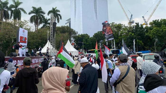 Massa aksi bela Palestina di kawasan Patung Kuda, Jakpus (Devi/detikcom)