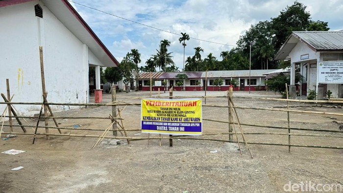 Akses masuk menuju dua SDN di Medan Tuntungan telah dipagari menggunakan bambu