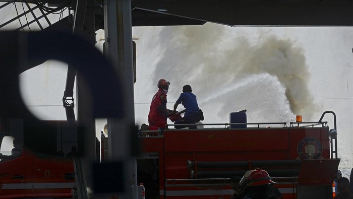 Melihat Perjuangan Damkar Padamkan Kebakaran KM Umsini Petugas pemadam kebakaran menyemprotkan air untuk memadamkan api yang membakar KM Umsini di Pelabuhan Makassar, Sulawesi Selatan, Minggu (8/7/2024). Kapal yang berangkat dari Kupang, Nusa Tenggara Timur (NTT), dengan rute Flores, Lewoleba, Larangtuka Maumere, Baubau, Makassar, dan Surabaya tersebut mengalami kebakaran sekitar pukul 05.00 WITA sehingga mengakibatkan keberangkatan ribuan penumpang harus tertunda, sementara penyebab kebakaran masih dalam tahapΒ penyelidikan. ANTARA FOTO/Hasrul Said/YU