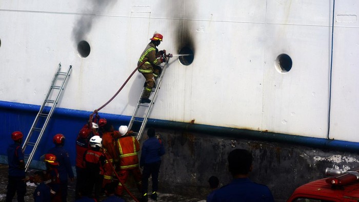 Melihat Perjuangan Damkar Padamkan Kebakaran KM Umsini Petugas pemadam kebakaran menyemprotkan air untuk memadamkan api yang membakar KM Umsini di Pelabuhan Makassar, Sulawesi Selatan, Minggu (8/7/2024). Kapal yang berangkat dari Kupang, Nusa Tenggara Timur (NTT), dengan rute Flores, Lewoleba, Larangtuka Maumere, Baubau, Makassar, dan Surabaya tersebut mengalami kebakaran sekitar pukul 05.00 WITA sehingga mengakibatkan keberangkatan ribuan penumpang harus tertunda, sementara penyebab kebakaran masih dalam tahapΒ penyelidikan. ANTARA FOTO/Hasrul Said/YU