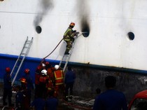 Melihat Perjuangan Damkar Padamkan Kebakaran KM Umsini