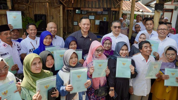 AHY Terjun ke Bandung, Bagikan Sertifikat Tanah Sambil Berbincang dengan Warga