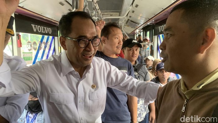 Menteri Perhubungan Budi Karya Sumadi naik Transjakarta (Taufiq Syarifudin/detikcom)