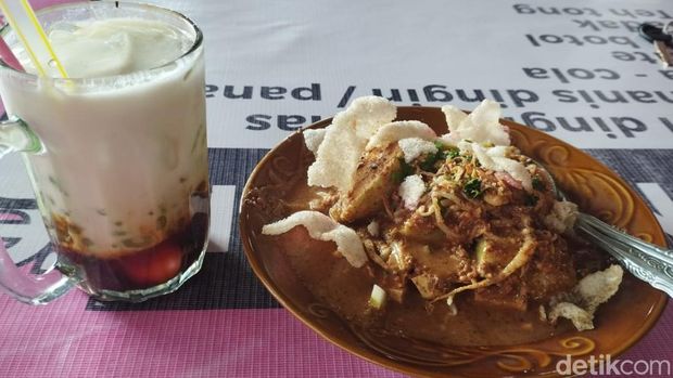 Menu pecel dan es cendol dingin di Warung Pecal Mbak Supiah. (Foto: Kartika Sari/detikSumut).