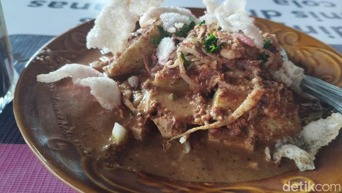 Menu pecel di Warung Pecal Mbak Supiah. (Foto: Kartika Sari/detikSumut).