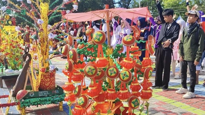 Miniatur tudung saji, atau alat penutup makanan khas Babel.