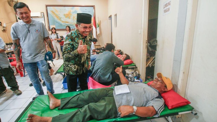 Momen Bacalon Walikota Tangerang Sachrudin Hadiri Donor Darah Bakal Calon Walikota Tangerang Moch. Sachrudin menghadiri giat bakti sosial donor darah yang dilaksanakan oleh LPM Cipondoh Indah, Kota Tangerang pada Sabtu (8/6/2024).