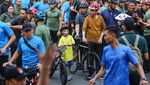 Momen Jokowi Ajak Iriana dan Jan Ethes Gowes di CFD Bundaran HI